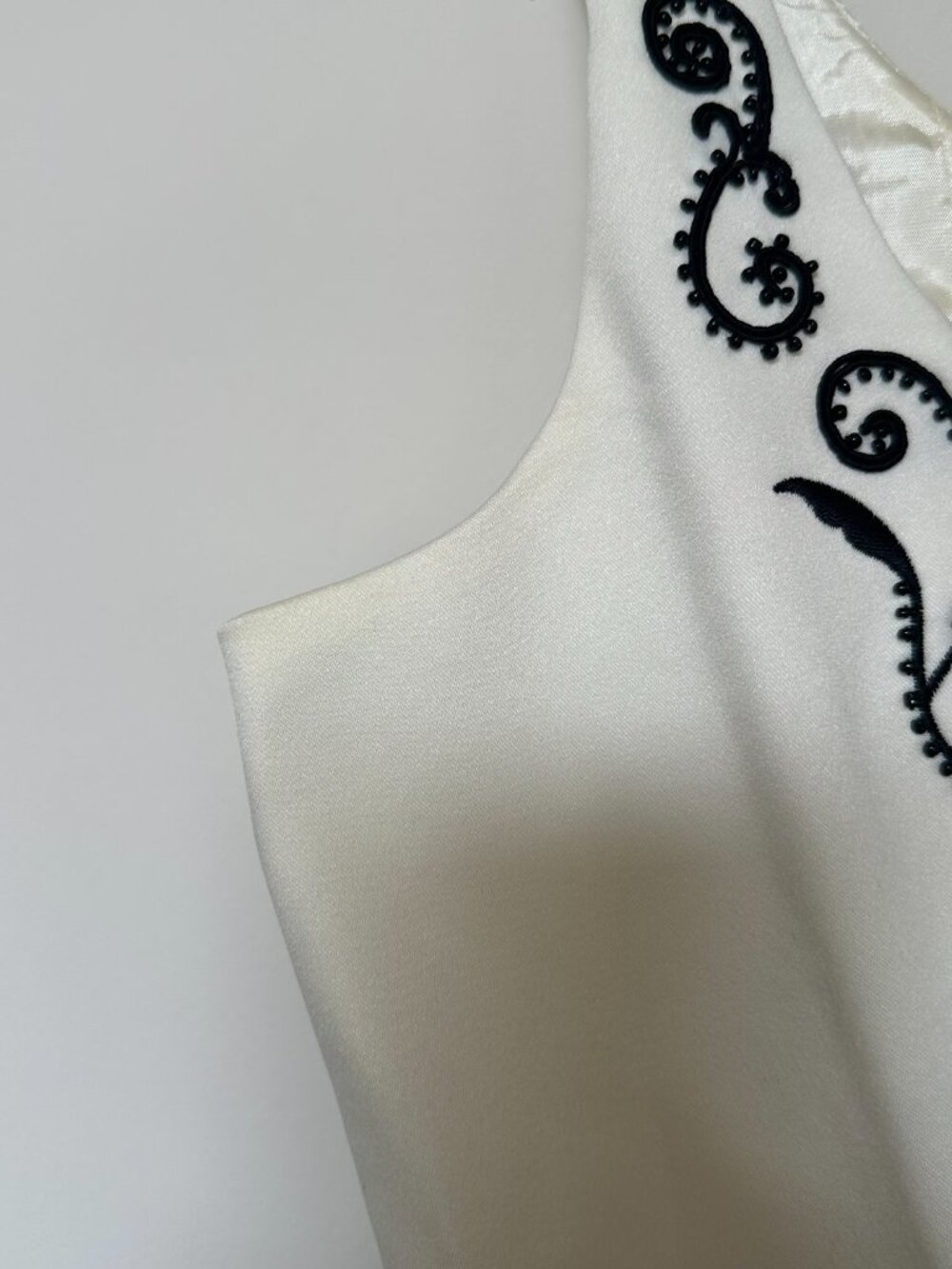 Vintage Sandra Darren Ivory & Black Beaded Embroidered Tank Top Size 8 🖤✨ - Picture 8 of 9